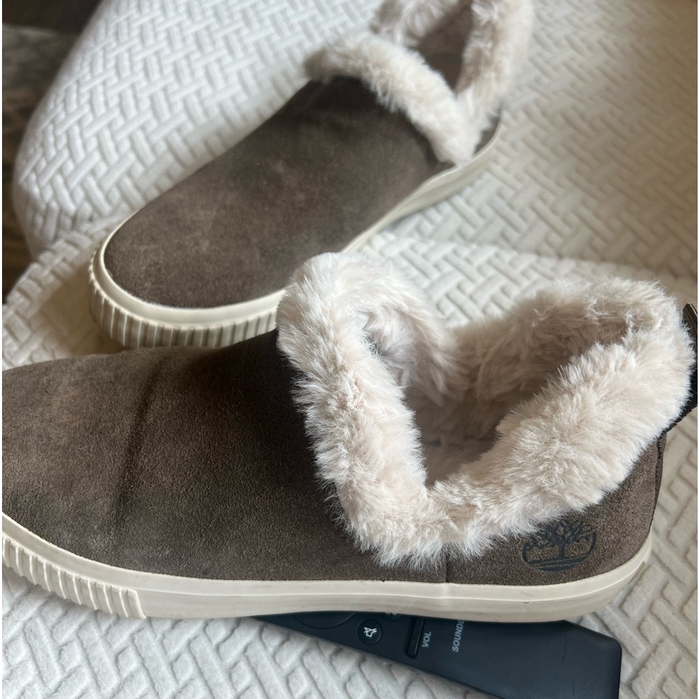 Timberland women’s suede sneaker with fur lining size 8 Color gray/taupe